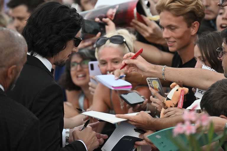 Un grupo de eufóricos asistentes celebró la llegada de las estrellas al festival italiano y pidieron autógrafos a sus ídolos