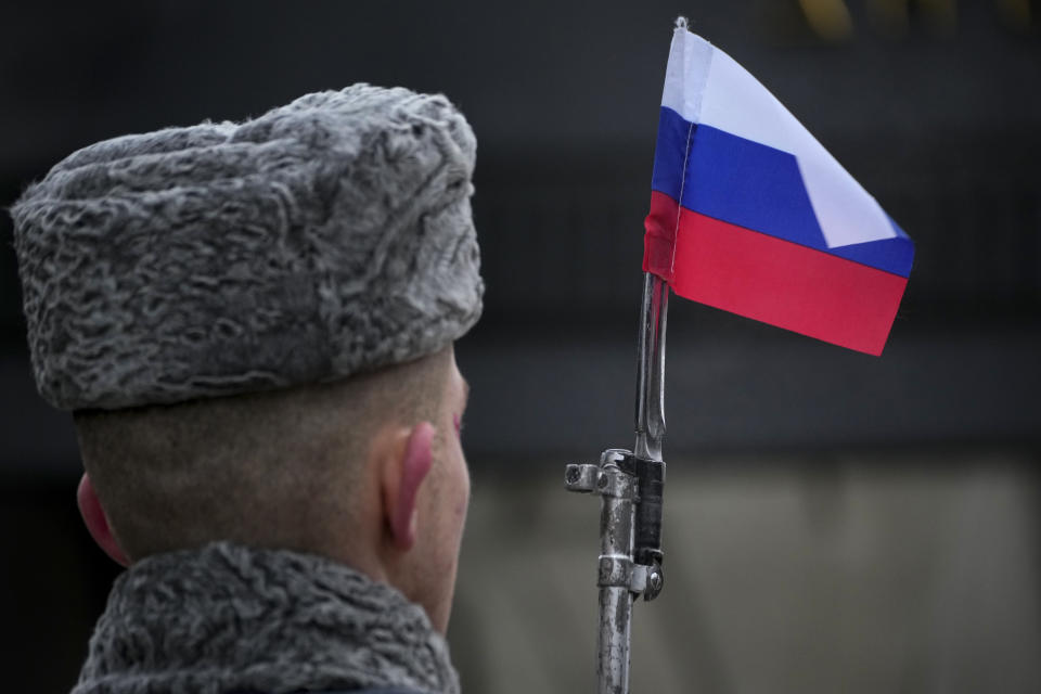 A honour guard soldier holds a rifle with a Russian flag mounted on a gun's bayonet during a commemoration ceremony at the monument of the Heroic Defenders of Leningrad, in St. Petersburg, Russia, Saturday, Jan. 27, 2024. The ceremony marked the 80th anniversary of the battle that lifted the Siege of Leningrad. The Nazi siege of Leningrad, now named St. Petersburg, was fully lifted by the Red Army on Jan. 27, 1944. More than 1 million people died mainly from starvation during the nearly900-day siege. (AP Photo/Dmitri Lovetsky)