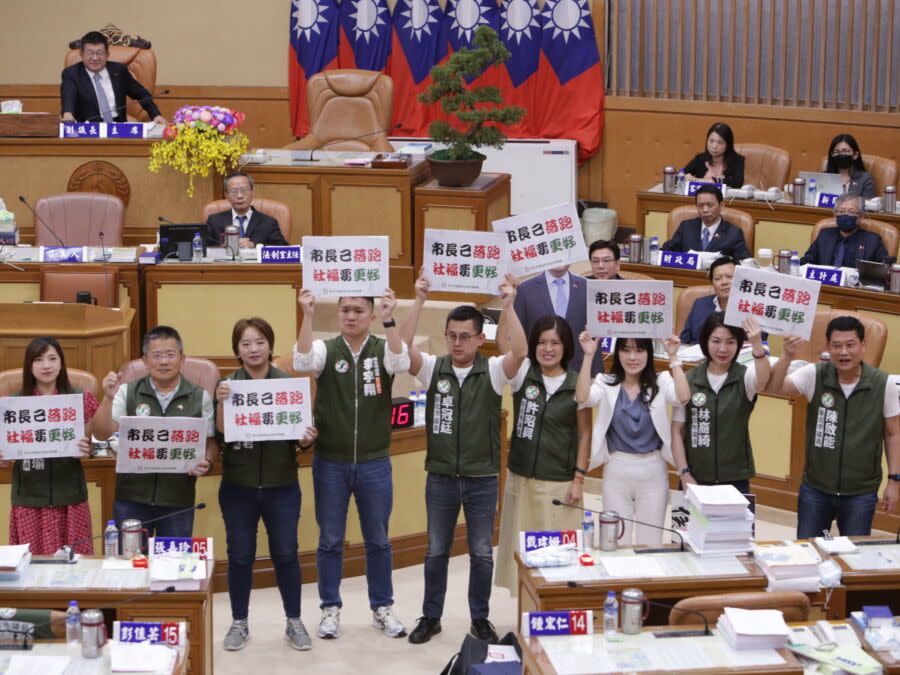 圖／民進黨團幹事長卓冠廷等九位議員，針對國民黨市議員廖先翔家族在汐止濫墾山坡保育地的違法農舍問題，及新北市敬老愛心卡、凍卵補助、托育及老人福利等市政政策質詢新北市政府。（圖／新北市議員卓冠廷提供）