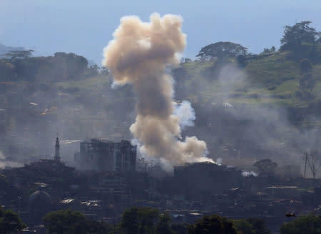 Smoke billows from burning buildings, as government troops continue their assault against pro-IS militants which seized control of large parts of Marawi city, southern Philippines September 7, 2017. REUTERS/Romeo Ranoco