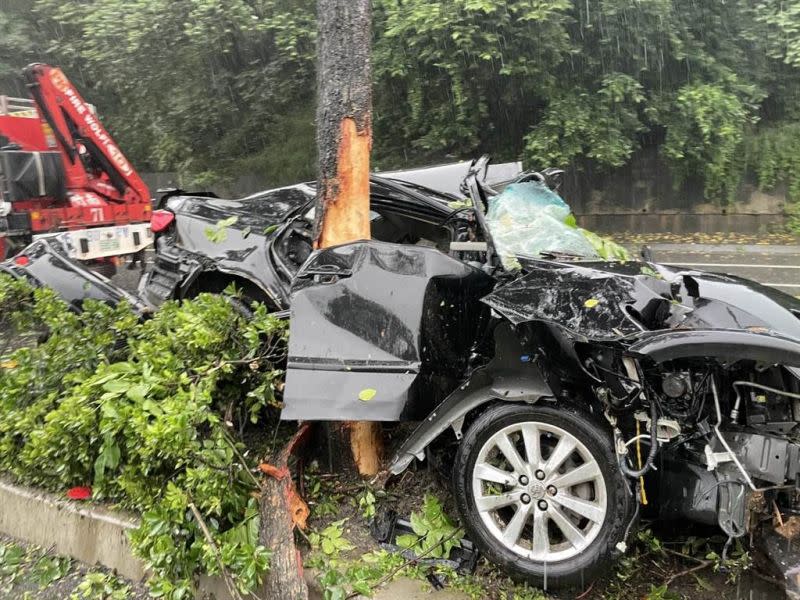 ▲苗栗縣頭份市中華路今（26）日下午發生一起死亡車禍，轎車高速失控自撞路中分隔島，造成1死2傷。（圖／翻攝畫面）