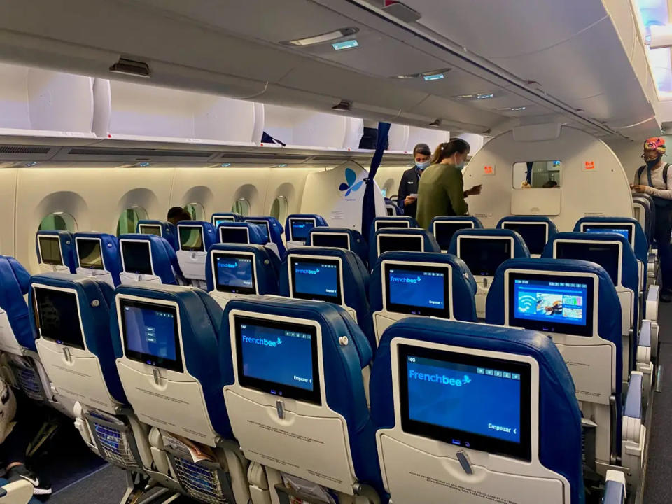 Zehn Sitze nebeneinander in der A350 der French Bee. - Copyright: Taylor Rains/Insider