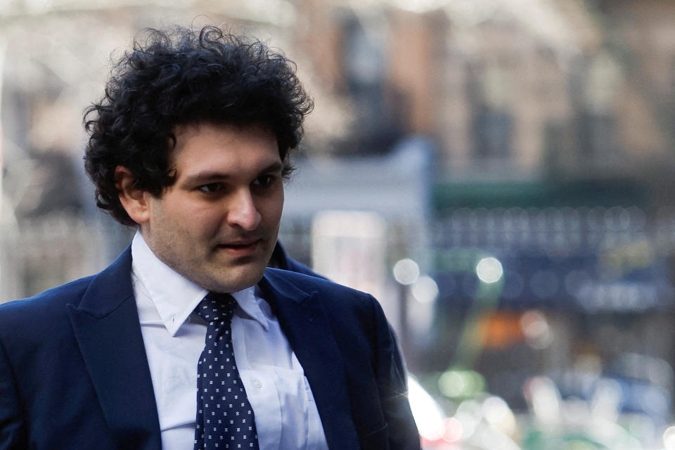 FOTO DE ARCHIVO: El ex director ejecutivo de FTX, Sam Bankman-Fried, quien enfrenta cargos de fraude en relación con el colapso del intercambio de criptomonedas, camina afuera de un tribunal de Manhattan en la ciudad de Nueva York, EE. UU., el 30 de marzo de 2023. REUTERS/Amanda Perobelli/Archivo fotográfico