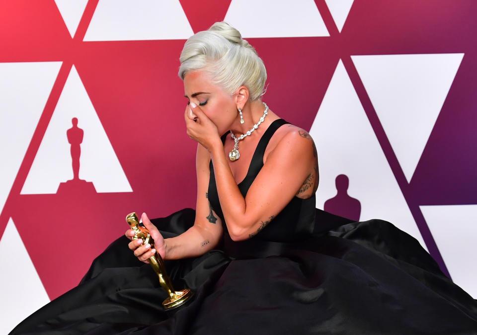 Lady Gaga llora y se arrodilla en la sala de prensa tras haber ganado e Óscar por Mejor Canción Original, por la melodía "Shallow" correspondiente a la película "A Star is Born" (Getty Images)