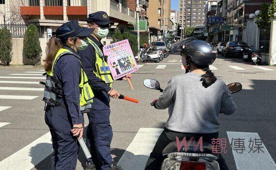 （觀傳媒中彰投新聞）【記者廖妙茜/台中報導】113年加強重要節日安全維護工作自113年2月1日22時起至2月15日24時止，為期15天。內政部警政署為落實工作主軸「交通順暢」、「人車平安」，於今(113年)新增「汽車行近行人穿越道之交岔路口，遇有行人穿越時，不暫停讓行人先行通過」、「汽車駕駛人行經設有停車再開標誌、停標字或閃光紅燈號誌之交岔路口，不依規定停讓」2項等重大（點）違規取締。行政院業於112年6月30日公布施行新修訂道路交通管理處罰條例第45條第1項第18款違反規定者，將處新臺幣1200元以上至1800元以下罰鍰，並違規記1點。