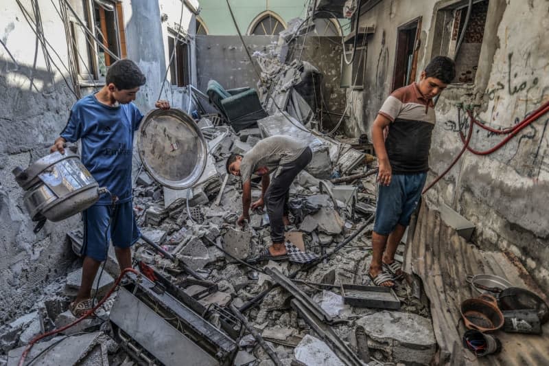 Palestinians inspect a damaged house after an Israeli attack. Abed Rahim Khatib/dpa