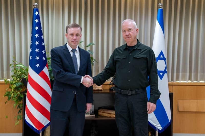 Israeli Defence Minister Joav Galant (R) shakes hands with Jack Sullivan, US security advisor, ahead of their meeting. Ariel Hermoni/GPO/dpa
