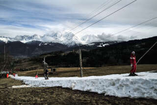 À Megève (France), le 12 février 2024. Des skieurs sur une piste sans beaucoup de neige. . PHOTO OLIVIER CHASSIGNOLE/AFP