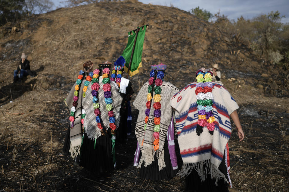 Los indígenas purépechas terminan de celebrar una ceremonia en honor al sol en Ocumicho, la mañana después de caminar desde Erongarícuaro con una llama que su comunidad había mantenido viva durante un año en el estado de Michoacán, México, el jueves 1 de febrero de 2024. (AP Foto/Eduardo Verdugo)