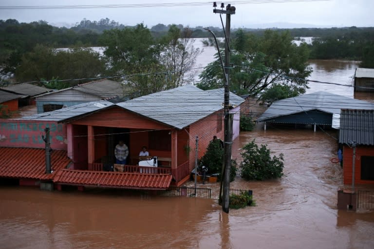 Des habitants attendent d'être évacués de leur maison inondée à Eldorado do Sul, dans l'Etat du Rio Grande do Sul, le 3 mai 2024 au Brésil (Anselmo Cunha)