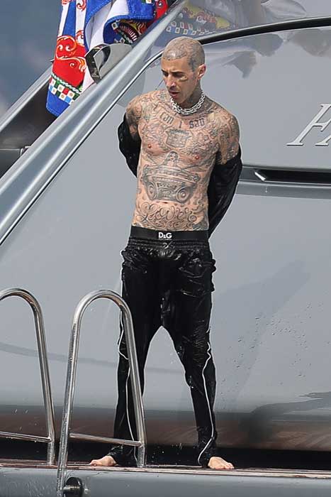 travis-barker-whats-wrong