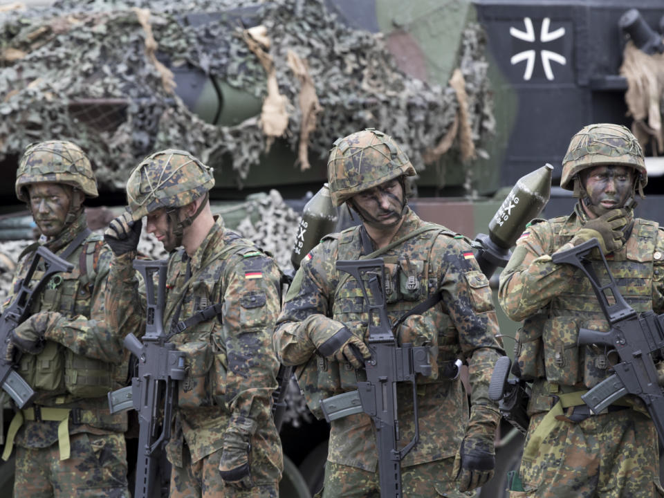 Der Bundeswehr mangelt es an Material. (Bild-Copyright: Mindaugas Kulbis/AP Photo)