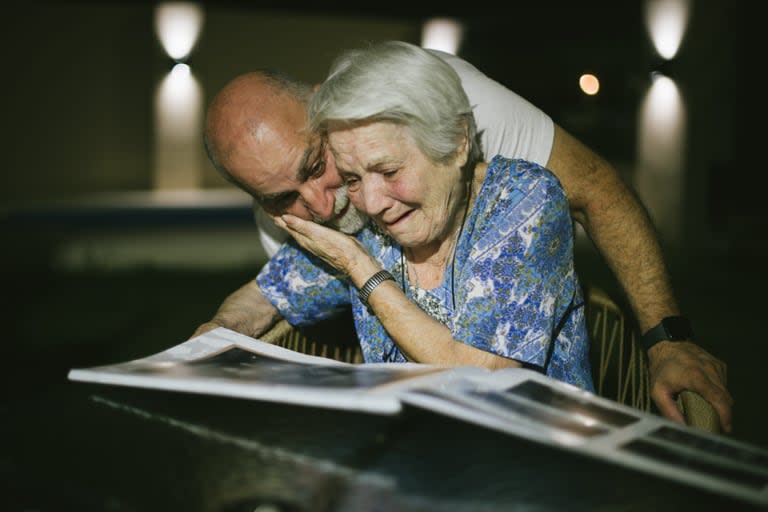 Después de casi 63 años, Nélida obtuvo su álbum de casamiento y la sorpresa de ese regalo se volvió viral