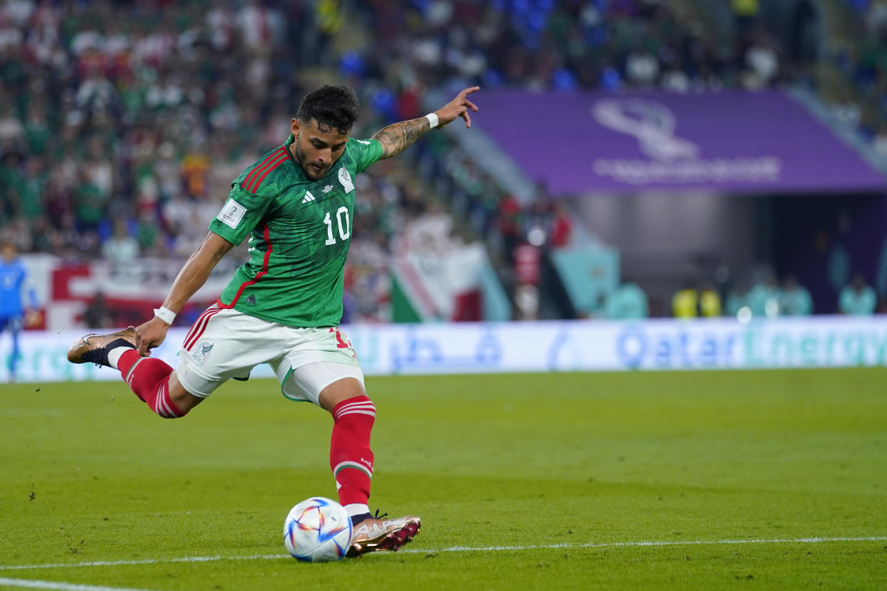 Alexis Vega durante el partido de debut mundialista de México contra Polonia (Reuters).