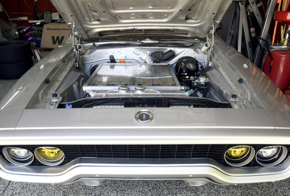 El sedán deportivo electrificado Plymouth Satellite modelo 1972 de Kevin Erickson, en su casa de Commerce City, Colorado, el 20 de septiembre de 2022. (AP Foto/Thomas Peipert)