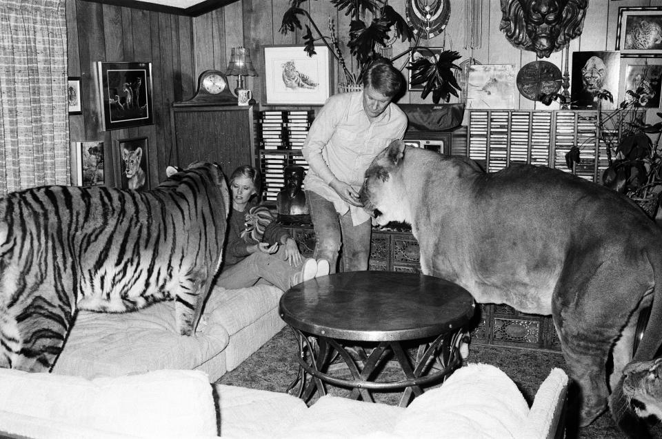 Hedren and Noel Marshall with their animals on their San Fernando Valley compound in 1982