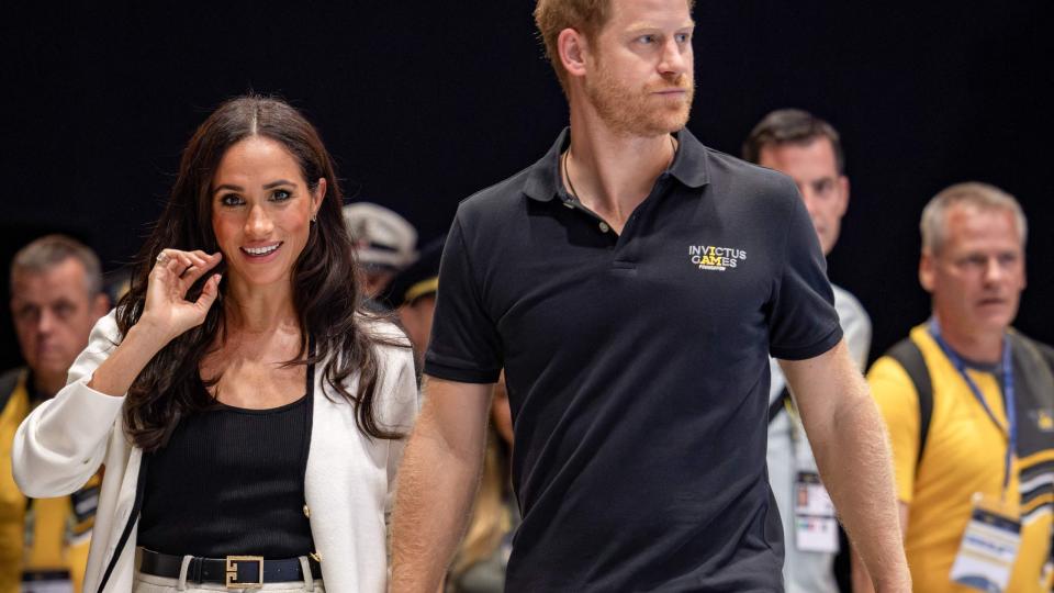 meghan markle and prince harry showing pda at the invictus games