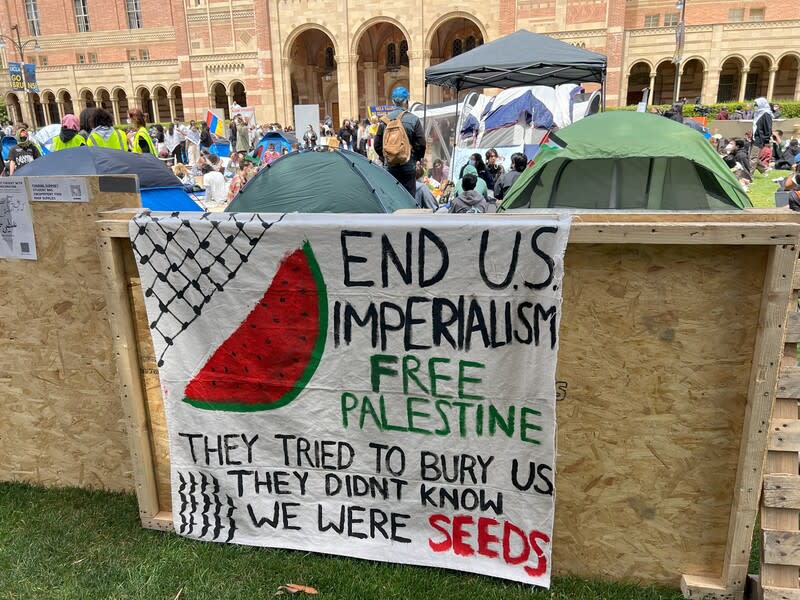 美大學生支持巴勒斯坦  西瓜當信物（1） 美國加州大學洛杉磯分校（UCLA）校園25日有數百 名學生、教職員紮營抗議以色列，支持巴勒斯坦，與 巴勒斯坦旗幟顏色相近的西瓜圖案成了現場的重要象 徵。標語寫著「終止美國帝國主義，解放巴勒斯 坦」。 中央社記者林宏翰洛杉磯攝  113年4月26日 