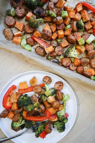 PHOTO: A sheet pan dinner with chicken sausage and veggies. (@jenneatsgoood)