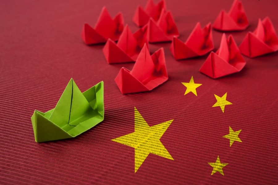 shutterstock_china flag_red ship_342129065.jpg 圖/aekkorn via Shutterstock