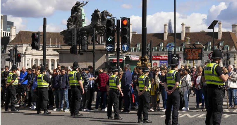 為了即將到來的女王國葬，警方調派大批警力至倫敦支援。（圖／達志／美聯社）