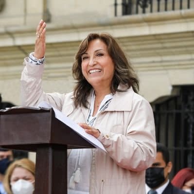 祕魯首位女總統迪娜‧博魯阿爾特（Dina Boluarte）昨(7)日在國會宣誓上任。   圖：翻攝自Dina Boluarte推特