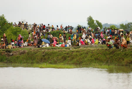 Rohigya refugees are seen waiting for boat to cross the border through the Naf river in Maungdaw, Myanmar, September 7, 2017. REUTERS/Mohammad Ponir Hossain