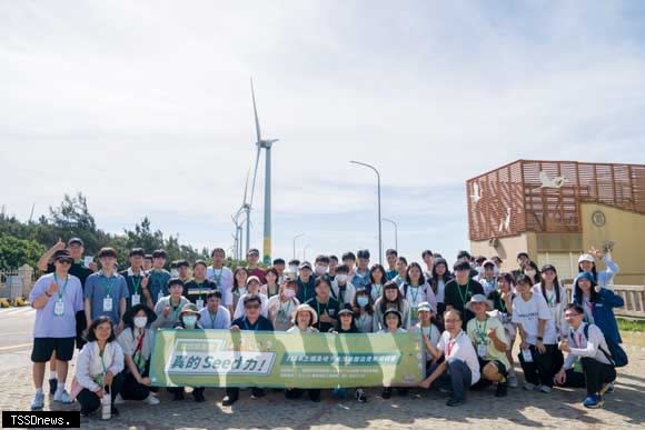 環境部環境管理署舉辦土壤及地下水污染整治青年培訓營，參加學員參訪風電設置現場並由臺中港環境教育中心解說風電結構及原理。（圖：環管署提供）