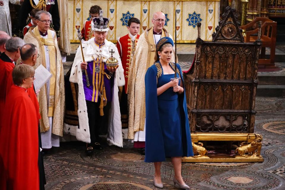 Penny Mordaunt sostiene la Espada del Estado al caminar delante de Carlos III en la coronación (Yui Mok/PA/PA Wire)