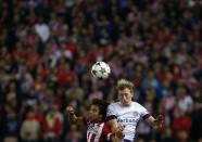 Atletico Madrid's Oliver Torres (L) fights to head the ball with Austria Vienna's Daniel Royer during their Champions League Group G soccer match at Vicente Calderon stadium in Madrid November 6, 2013. REUTERS/Susana Vera (SPAIN - Tags: SPORT SOCCER)