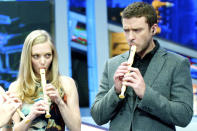 We know that Justin Timberlake and Amanda Seyfried are attractive, loaded and talented actors but we didn't realise they could play the recorder and everything. Some people have all the luck.