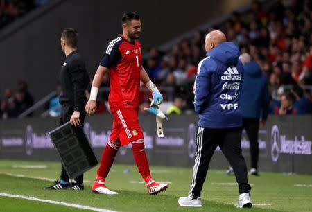 Soccer Football - International Friendly - Spain vs Argentina - Wanda Metropolitano, Madrid, Spain - March 27, 2018 Argentina's Sergio Romero is substituted after sustaining an injury REUTERS/Javier Barbancho