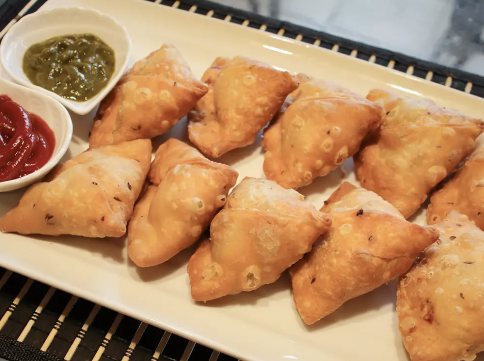 Samosas profitieren in der Heißluftfritteuse von einem knusprigen Äußeren.  - Copyright: CursedLens/Shutterschock