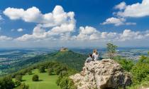 Die Schwäbische Alb in Baden-Württemberg vereint als Biosphärenreservat nachhaltig Wirtschaft und Tourismus. 2017 gewann die Region den Bundeswettbewerb "Nachhaltige Tourismusdestinationen", kein Wunder, wartet doch eine abwechslungsreiche Landschaft samt naturnahen Tälern, Gebirge, Wacholderheiden, Höhlen und mittelalterlichen Burgen auf die Besucher. (Bild: iStock/Uwe Moser)