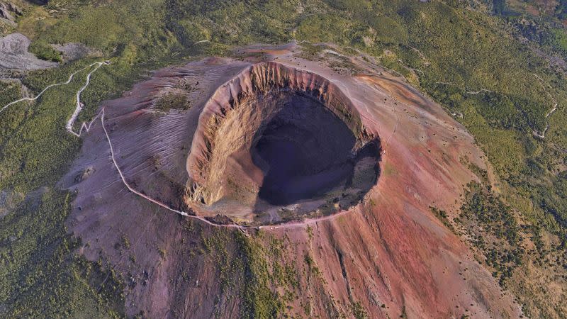 義大利維蘇威火山是座活火山，一名美國男子闖入非旅客行走路線，為了撿自拍時掉落的手機，而跌入火山口內。（翻攝自Mount Vesuvius臉書）