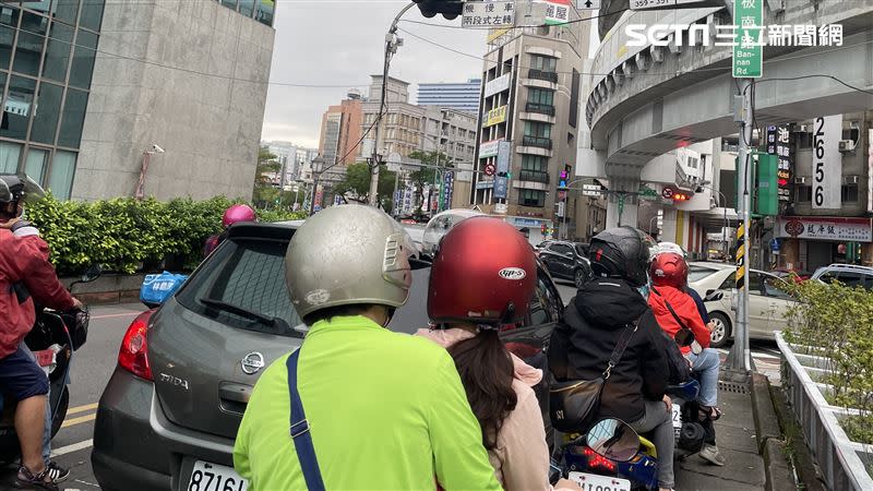 一名職軍po照片透露，今年搭高鐵北返投票的人數激增，吸引網友貼出路上人滿壅塞的照片表達共鳴。（圖／讀者獨家提供）