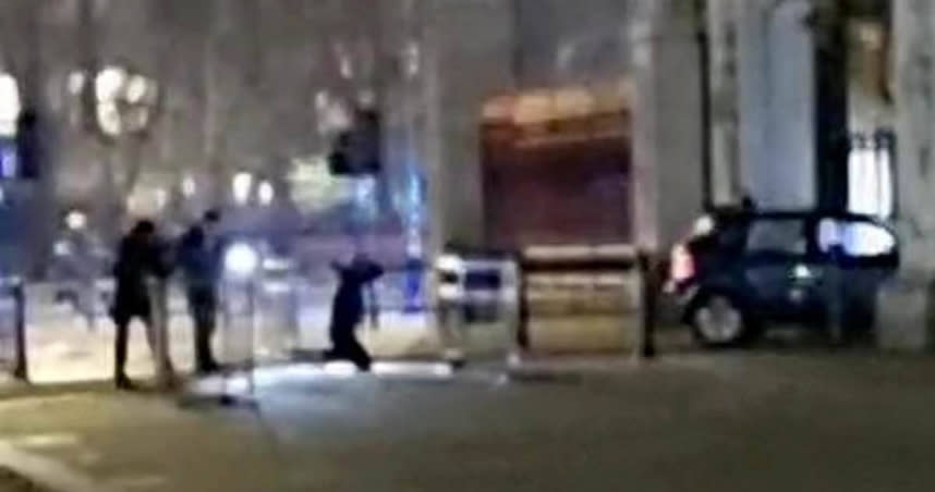英國有一名男子在9日凌晨開車衝撞白金漢宮大門，而被警方逮捕。（圖／翻攝自X）