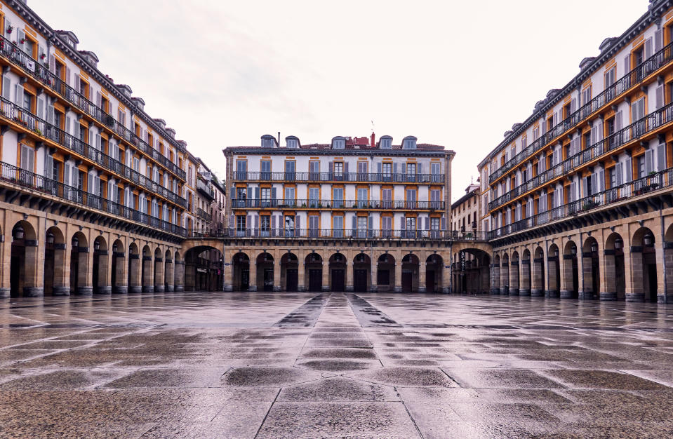 <p>Aunque ya está fuera del top 10, San Sebastián es la primera capital de provincia que aparece en el listado, ya que el precio medio de compraventa es 485.610 euros. (Foto: Getty Creative)</p> 