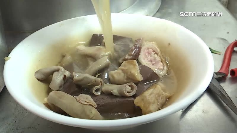 大骨熬的湯底，加上滿滿一碗真材實料的大腸、豬血，一碗香噴噴的豬血湯端上桌，令人食指大動。