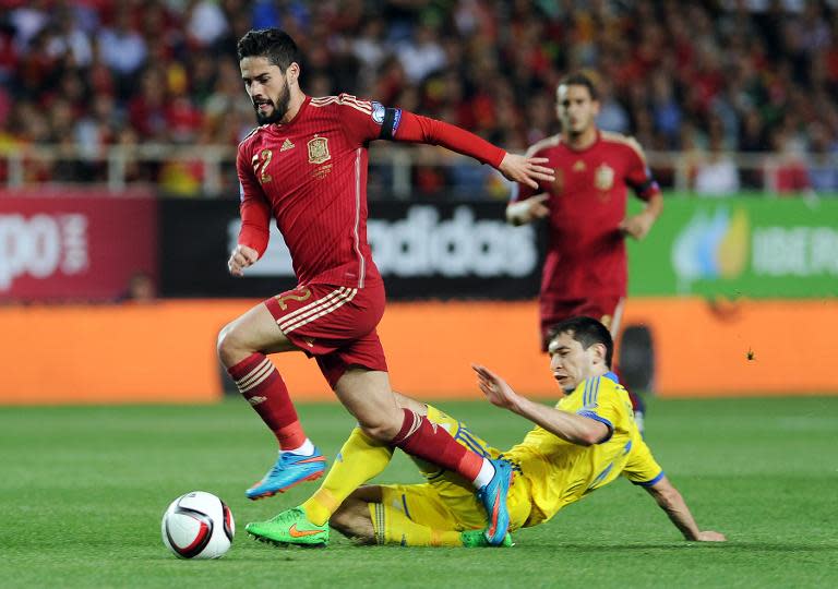 Spain's midfielder Isco (L) vies with Ukraine's forward Taras Stepanenko (R) during the EURO 2016 qualifier football match Spain vs Ukraine in Sevilla on March 27, 2015