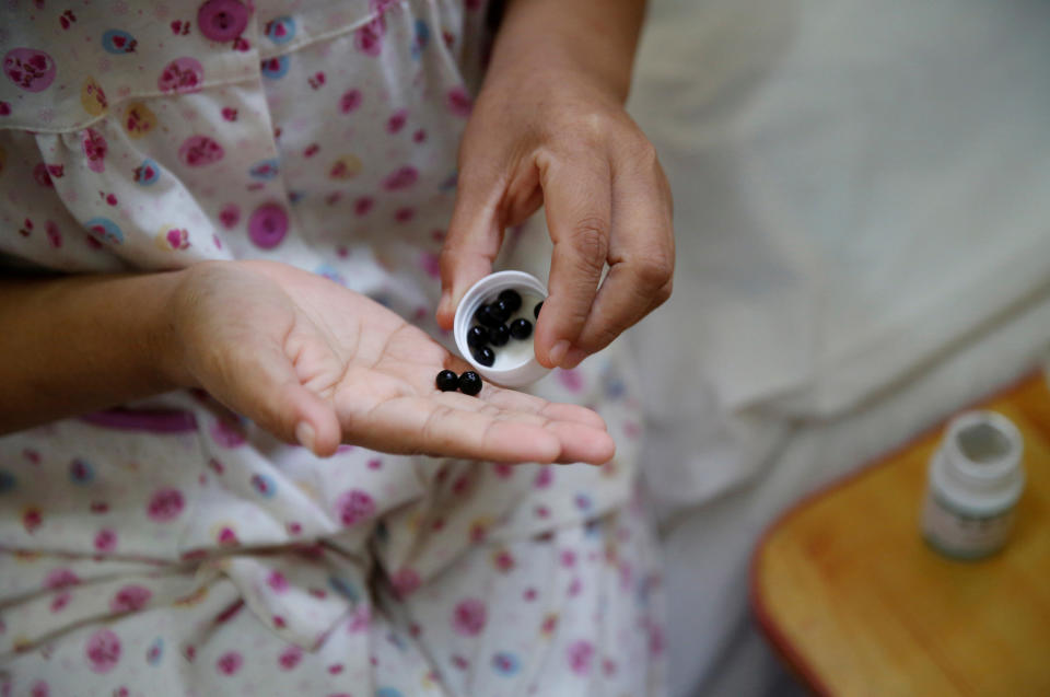 Una mujer toma su medicina en Pekín, China, el 23 de junio de 2016. REUTERS/Kim Kyung-Hoon/File Photo