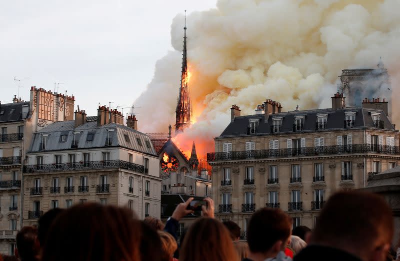 FOTO DE ARCHIVO: Una columna de humo saliendo de la Catedral de Notre Dame en París