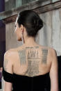 <p>Das bekannteste Tattoo von Schauspielerin Angelina Jolie ist ein Yant-Vi-Han-Pha-Chad-Sada-Bild auf ihrem Rücken. Das Tattoo wurde für sie von Ajarn Noo Kanpai entworfen und von einem ehemaligen Mönch gestochen, der dafür mit einer Operationsnadel versehene Stahlruten verwendete.<em> [Bild: Getty]</em> </p>