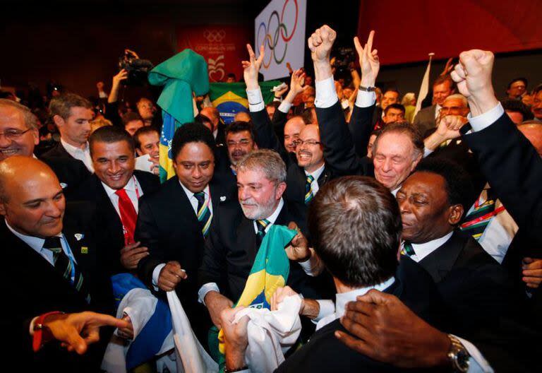 Durante sus dos primeros mandatos entre 2003 y 2010, Lula se volvió una estrella latinoamericana y mundial