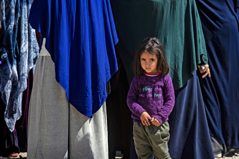 Une enfant au milieu d'un groupe de femmes au camp de Roj, dans le nord-est syrien, le 28 mars 2021 (AFP/Delil SOULEIMAN)