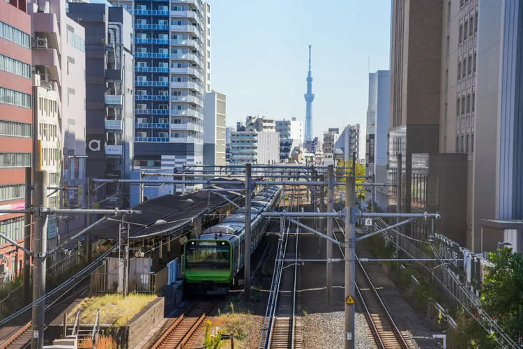 探尋內行人才知道的電車拍攝位置，同框拍攝列車與東京晴空塔。田欣雲攝