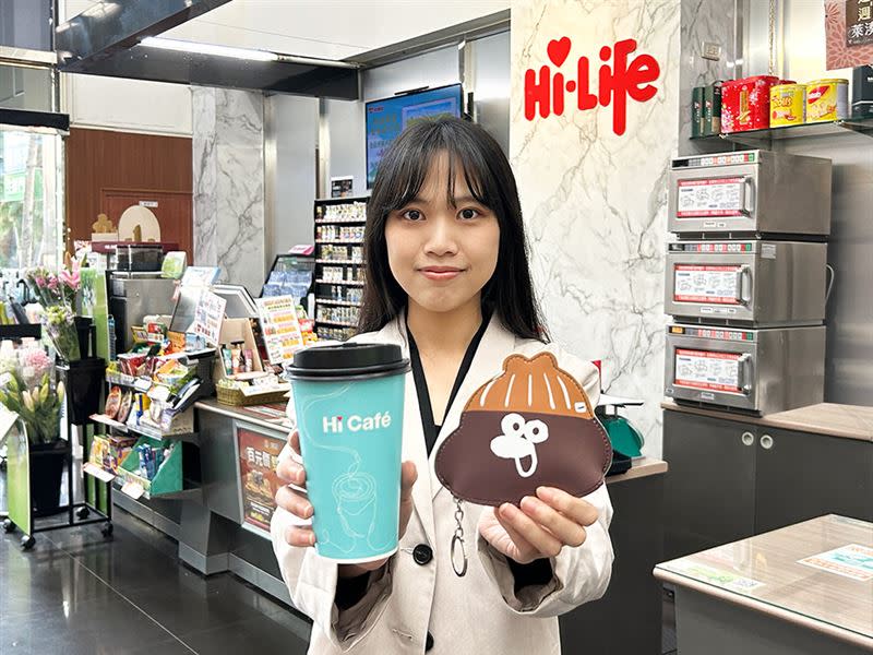 11月29日至12月12日在萊爾富門市超值購購買Hi Café大杯美式咖啡6杯送奧樂雞聯名商品乙款。（圖／超商業者提供）