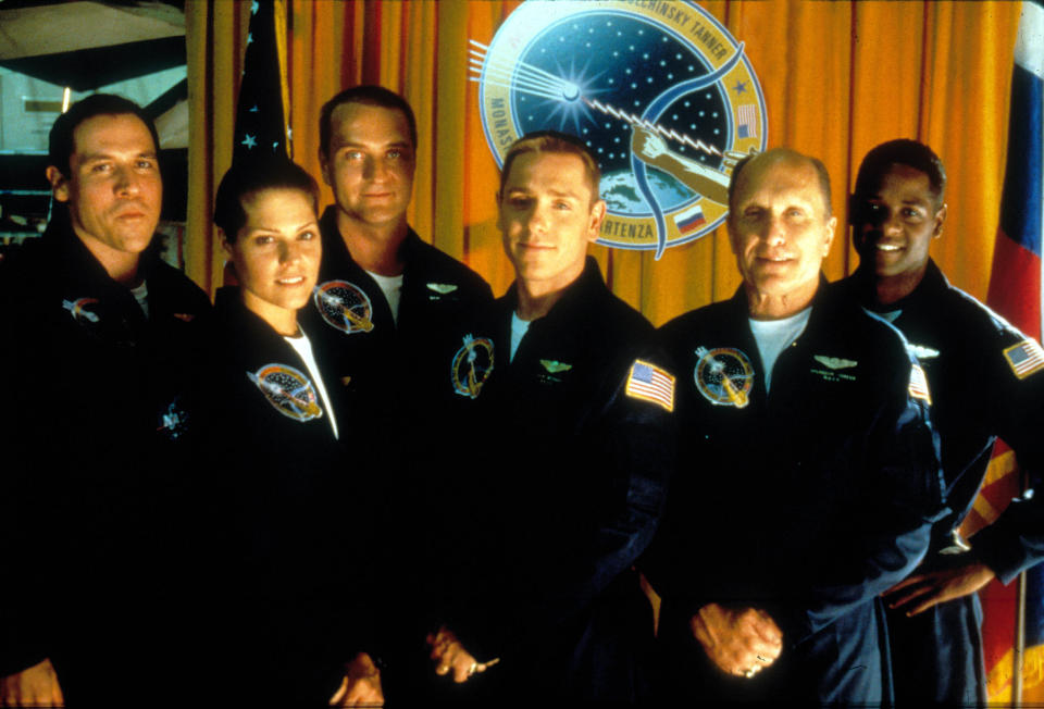 DEEP IMPACT (1998) JON FAVREAU, MARY McCORMACK, ALEXANDER BALUEV, RON ELDARD, ROBERT DUVALL, BLAIR UNDERWOOD DPIM 063