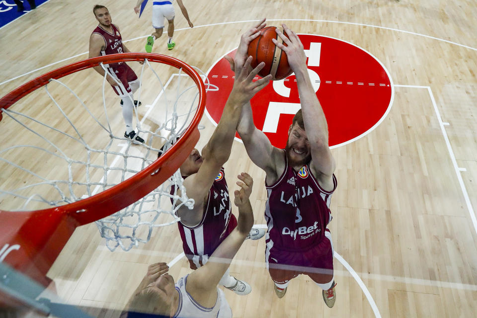 MANILA, FILIPĪNAS — 07. SEPTEMBRIS: 8. numurs Latvijas Deiviss Bertāns cīnās par atlēkušo bumbu FIBA ​​Pasaules kausa izcīņas basketbolā 5-8 izsēšanās spēlē starp Itāliju un Latviju Mall of Asia Arena 2023. gada 7. septembrī Manilā, Filipīnās.  (Foto Ezra Akkayan / Getty Images)