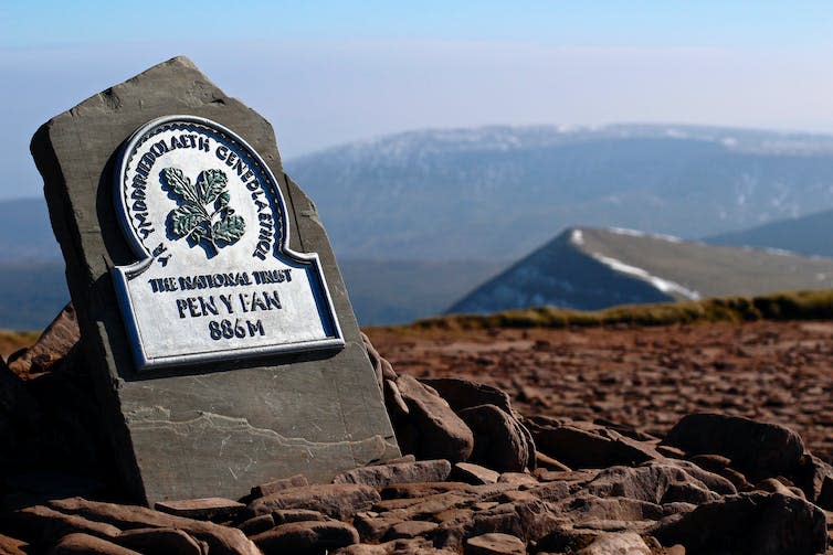 Carreg gyda'r geiriau Pen-y-Fan arno